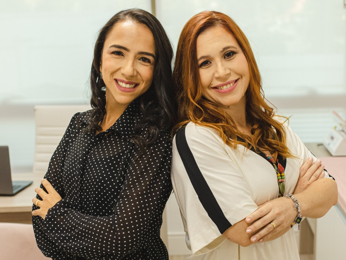 Dra. Aline Bonfim e Dra. Daniela Capuzzo no consultório